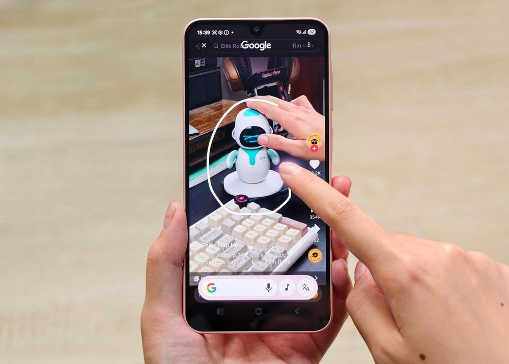 Tìm kiếm nhanh với Circle to Search Người dùng sử dụng Circle to Search trên Galaxy A56 5G