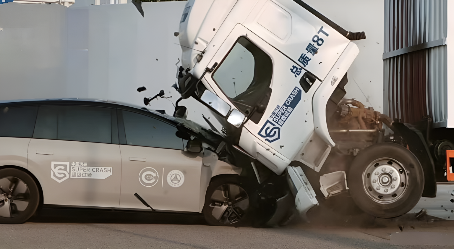 Hãng xe ô tô Trung Quốc bị phanh phui video 'giả' thử nghiệm va chạm, dùng xe tải mua lậu để lăng xê mẫu xe điện mới!- Ảnh 1. Vụ va chạm trực diện giữa xe Li Auto i8 và xe tải Chenglong. Nguồn: Li Auto