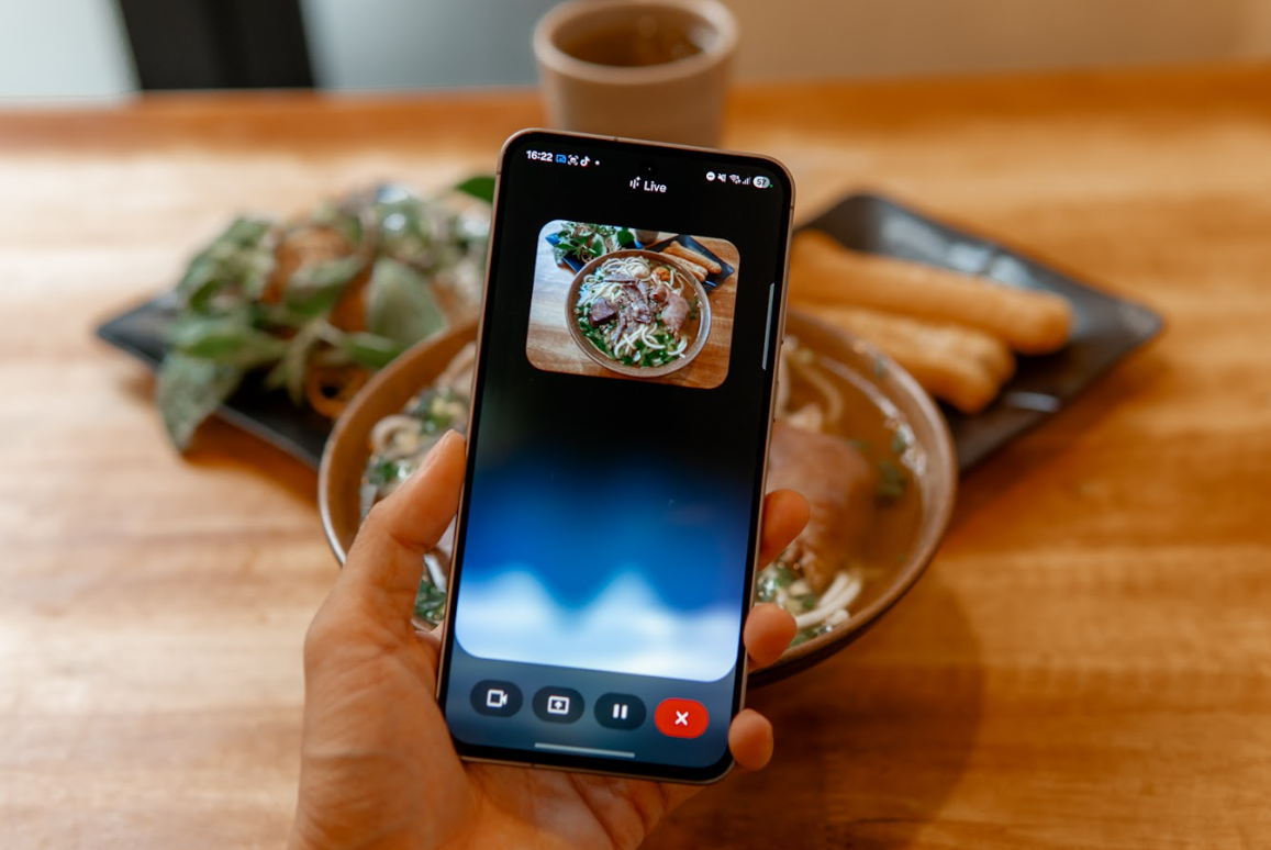 Trợ lý AI Gemini Live trên Galaxy A56 5G Giao diện Gemini Live giúp trò chuyện và nhận hỗ trợ bằng tiếng Việt