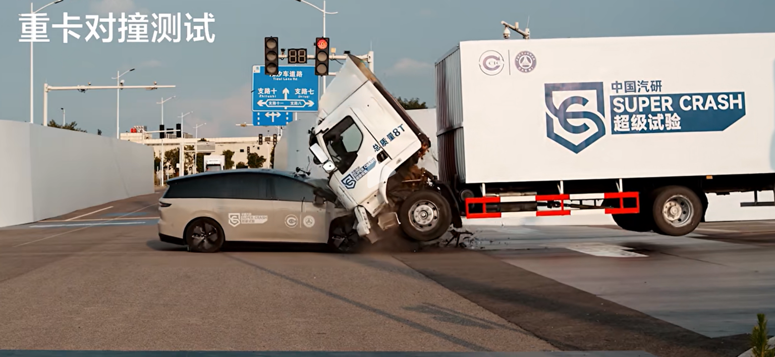 Hãng xe ô tô Trung Quốc bị phanh phui video 'giả' thử nghiệm va chạm, dùng xe tải mua lậu để lăng xê mẫu xe điện mới!- Ảnh 3. Ảnh chụp màn hình video thử nghiệm: Chiếc i8 đã đâm vào chiếc xe tải 8 tấn đủ mạnh để nhấc cả bốn bánh xe của nó lên khỏi mặt đất.