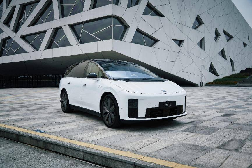 Hãng xe ô tô Trung Quốc bị phanh phui video 'giả' thử nghiệm va chạm, dùng xe tải mua lậu để lăng xê mẫu xe điện mới!- Ảnh 5. Li Auto i8.