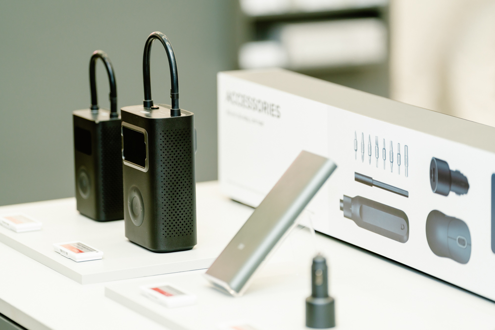 Xiaomi mở cửa hàng đầu tiên tại Việt Nam, tung loạt ưu đãi sốc dịp khai trương- Ảnh 5. Khách hàng mua sắm nhận ưu đãi