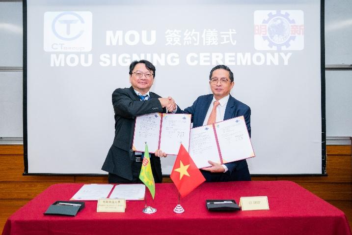 CT Group bắt tay cùng Đại học Quốc Gia Singapore – NUS- Ảnh 2. GS. Lu Ming-Feng - Hiệu trưởng MUST ký biên bản ghi nhớ hợp tác với Chủ tịch CT Group