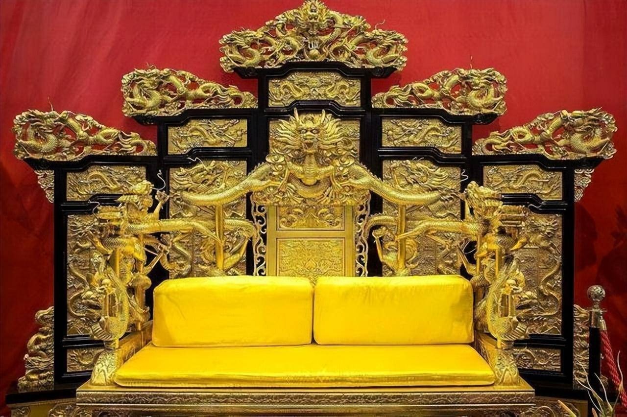 Long Ỷ được trưng bày trong Bảo tàng Cố Cung