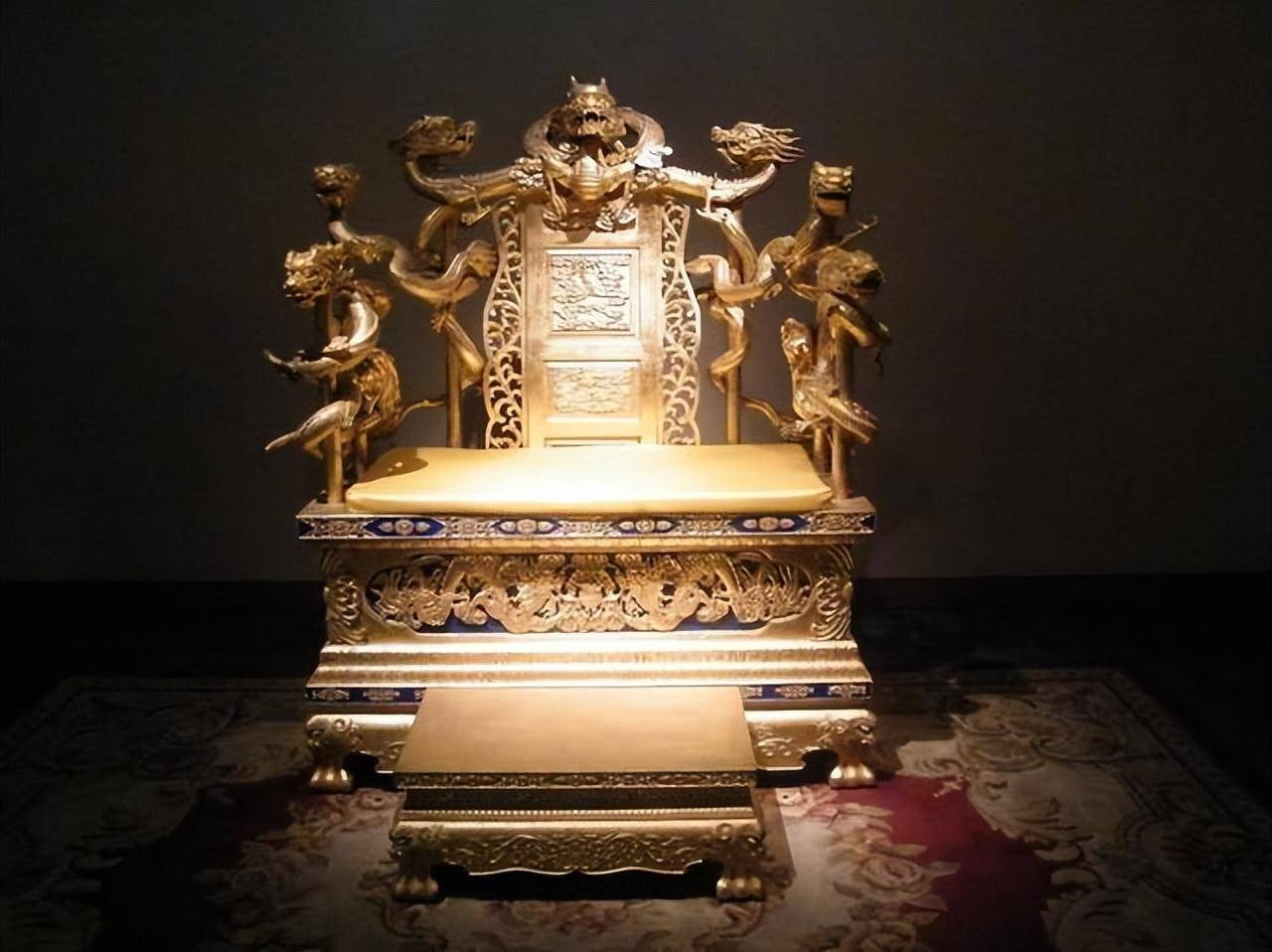 Ngai vàng Long Ỷ tại Điện Kim Ngai