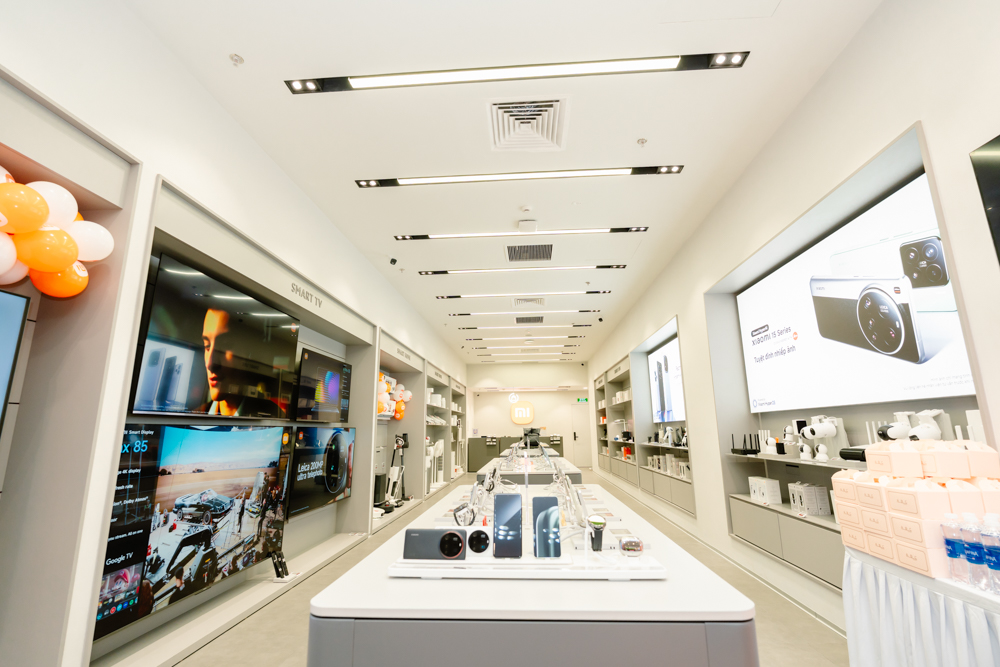Xiaomi mở cửa hàng đầu tiên tại Việt Nam, tung loạt ưu đãi sốc dịp khai trương- Ảnh 3. Trưng bày sản phẩm đa dạng