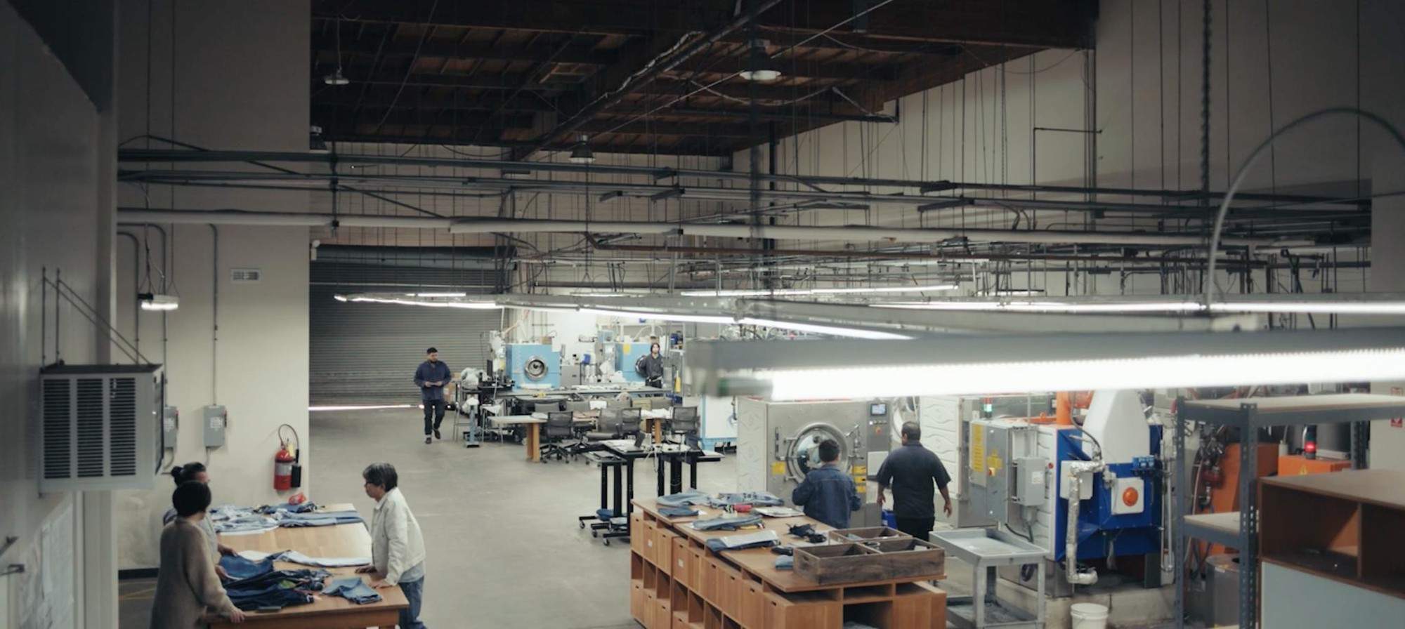 Trung tâm Cải tiến Jeans tại Los Angeles Bên trong Trung tâm Cải tiến Jeans (Jeans Innovation Center - JIC) tại Los Angeles