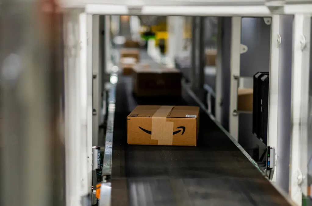 Robot thay thế lao động tại kho hàng Amazon