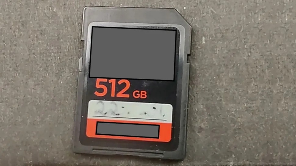 Chiếc thẻ nhớ vẫn sống sót sau tai nạn, và vẫn lưu trữ dữ liệu