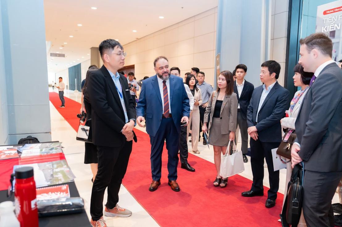 Khu vực trưng bày thành tựu AI của BUV tại AI4VN Trưng bày thành tựu ứng dụng AI trong giáo dục của BUV