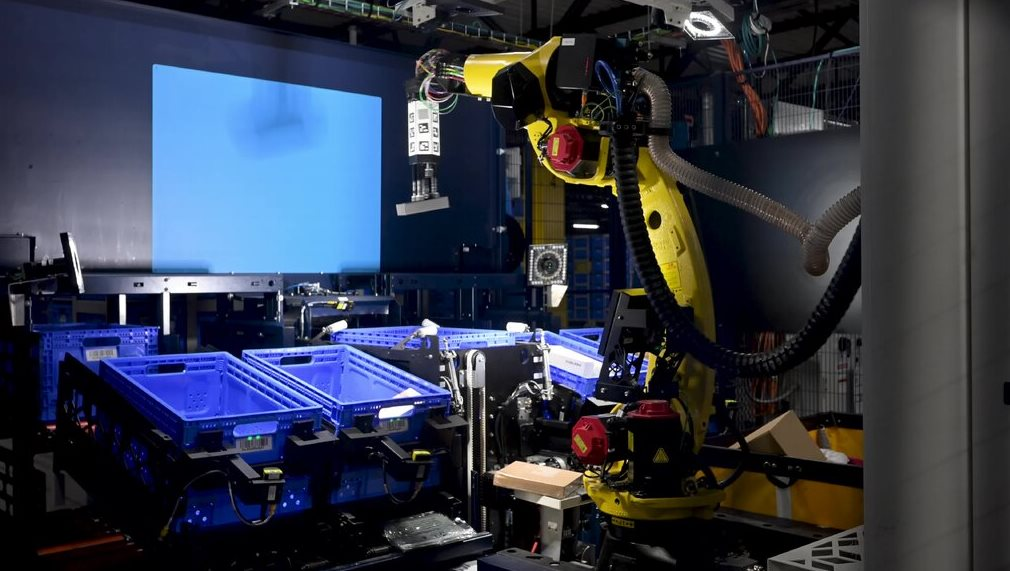 Robot vận hành trong kho hàng hiện đại