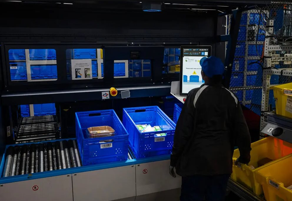 Tương tác giữa con người và robot tại kho hàng