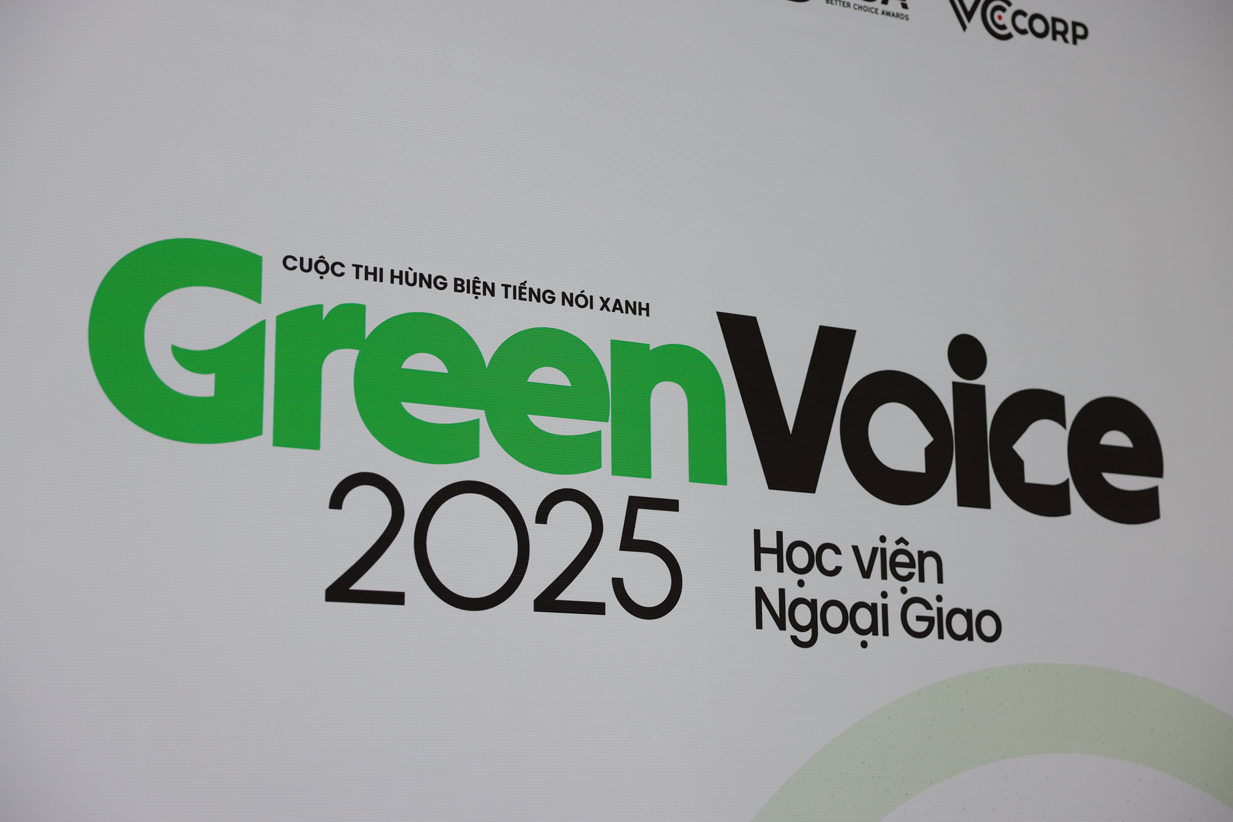 Giới trẻ Hà Nội tỏa sáng hết mình cùng Green Voice: Hành trình hùng biện về tiếng nói xanh- Ảnh 1. Sinh viên tham gia sự kiện tại Học viện Ngoại giao