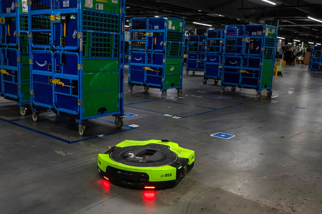 Kỹ thuật viên vận hành hệ thống robot