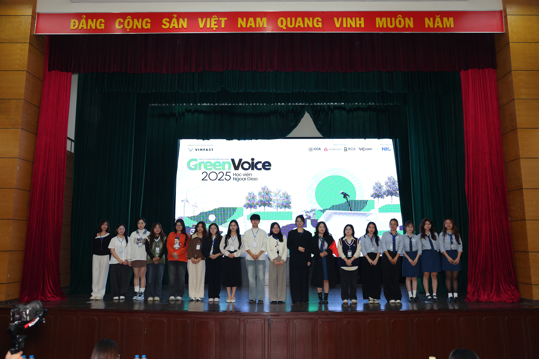 Giới trẻ Hà Nội tỏa sáng hết mình cùng Green Voice: Hành trình hùng biện về tiếng nói xanh- Ảnh 3. Thí sinh tự tin tranh tài tại cuộc thi Green Voice