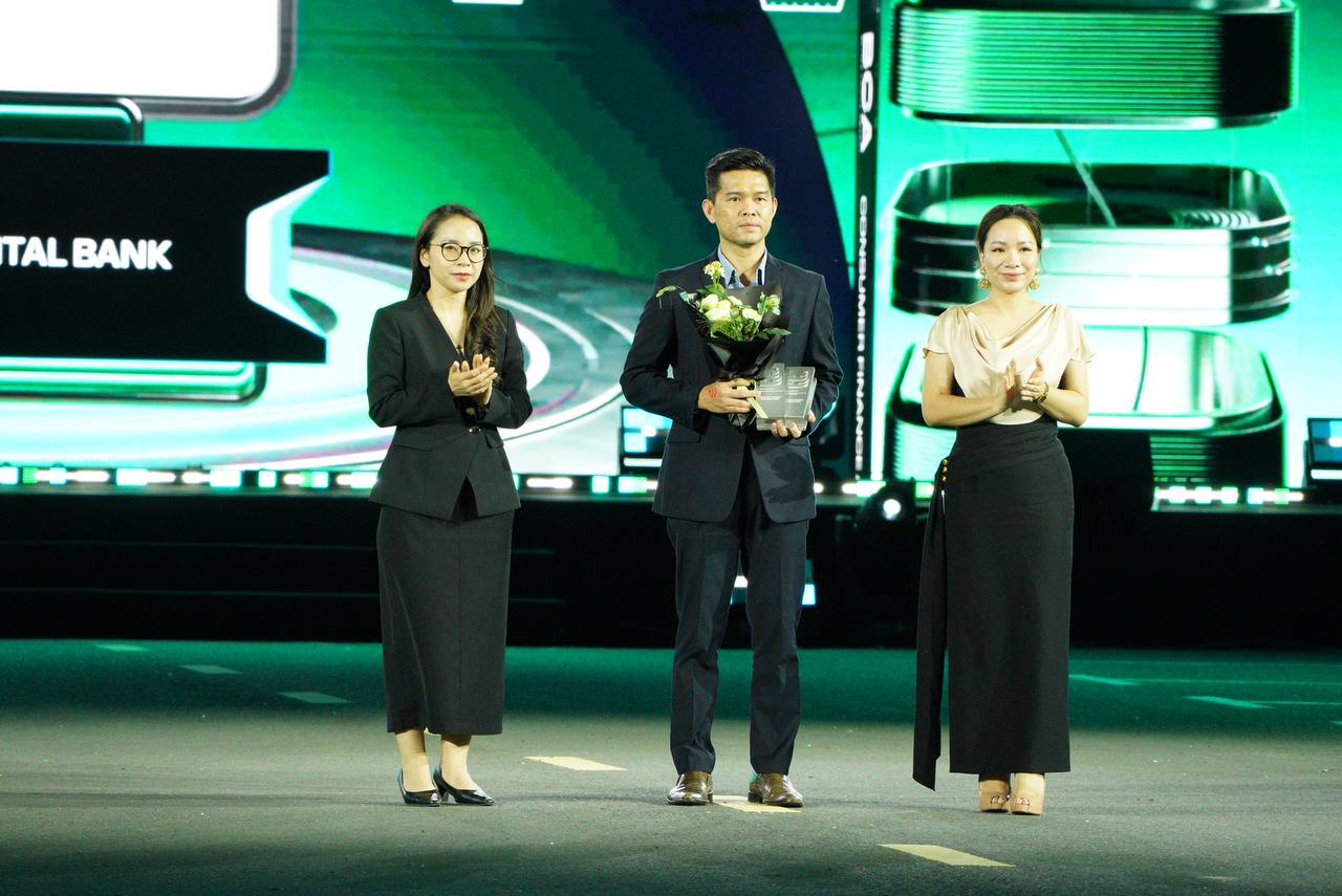 Đại diện ngân hàng nhận giải thưởng Nhận giải thưởng Better Choice Awards 2025