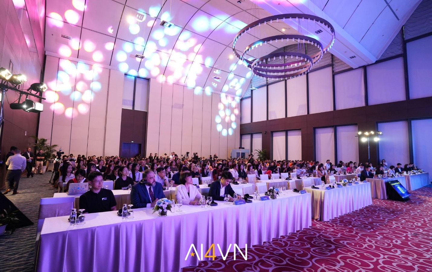 Sự kiện AI4VN thu hút chuyên gia và doanh nghiệp Giới chuyên gia và doanh nghiệp tham dự sự kiện AI4VN