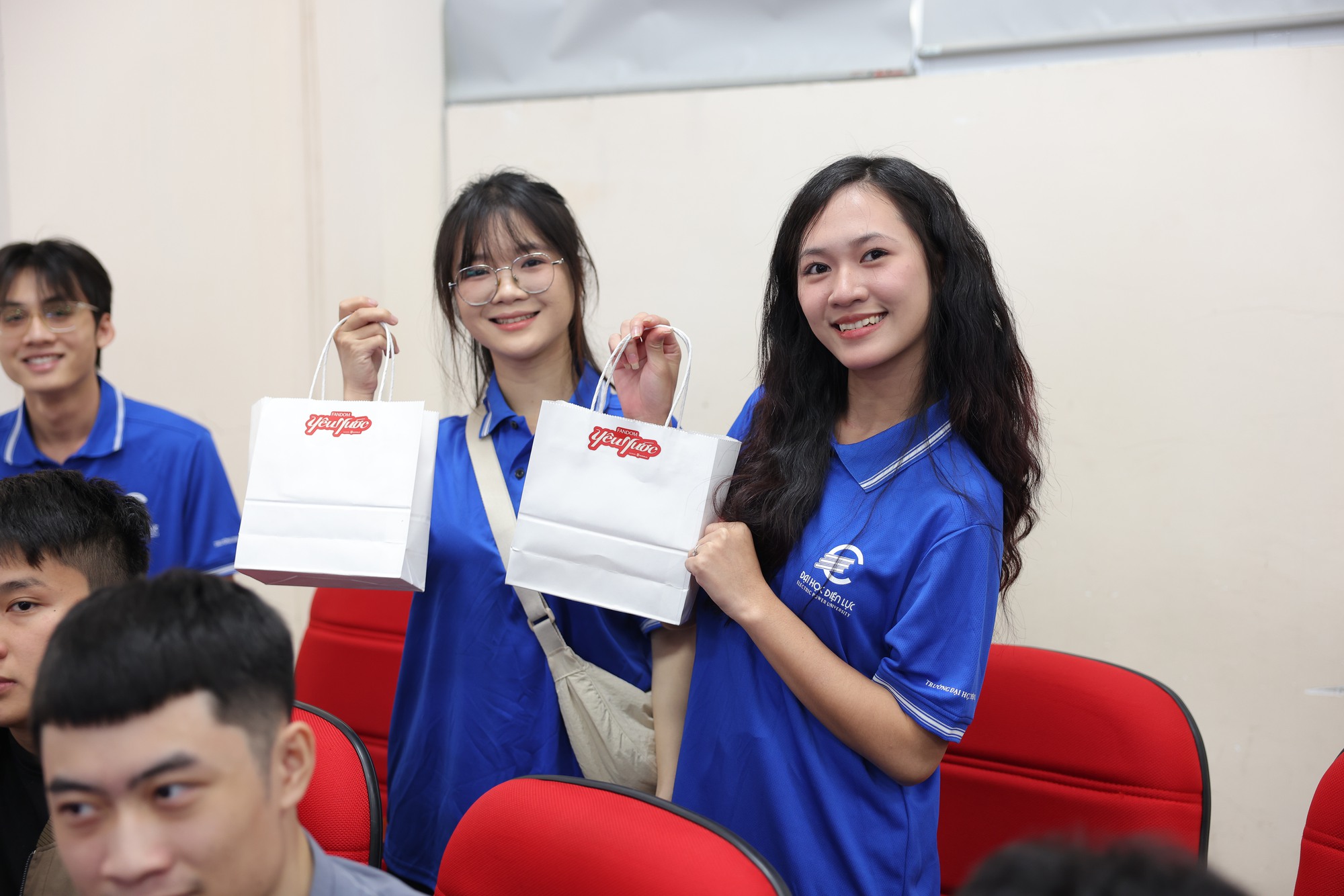Các bạn trẻ Đại học Điện lực vui mừng nhận quà