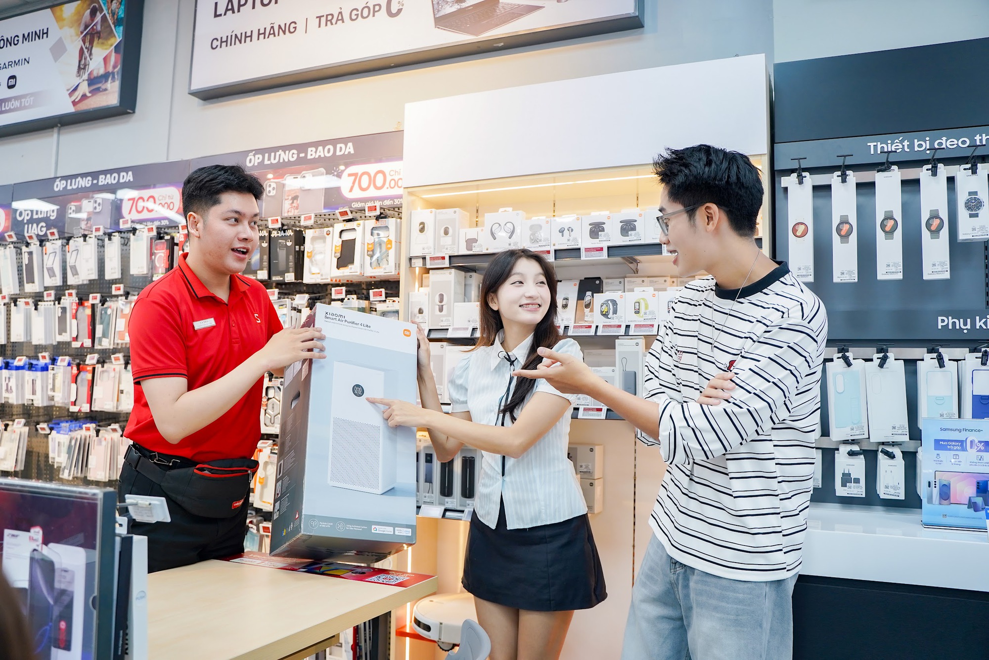 Khách hàng mua sắm dịp Black FireDay