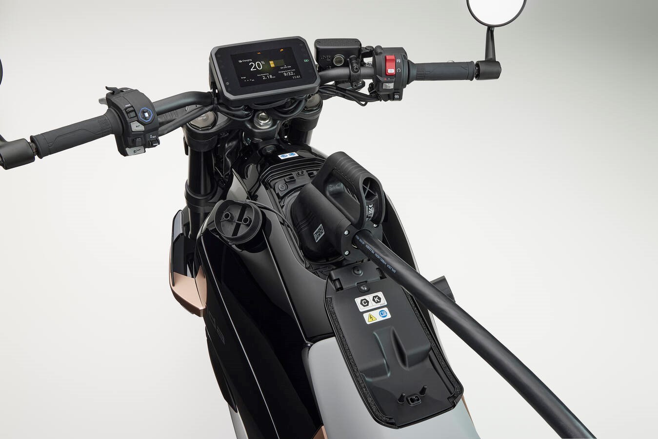 Trang bị sạc nhanh chuẩn ô tô cho xe máy điện