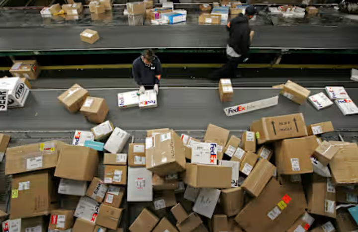 Nhân viên FedEx phân loại gói hàng tại California năm 2005