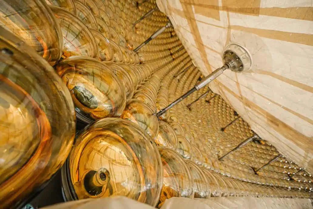 Cảm biến quang bên trong JUNO Lớp cảm biến quang bảo vệ hoạt động bên trong JUNO