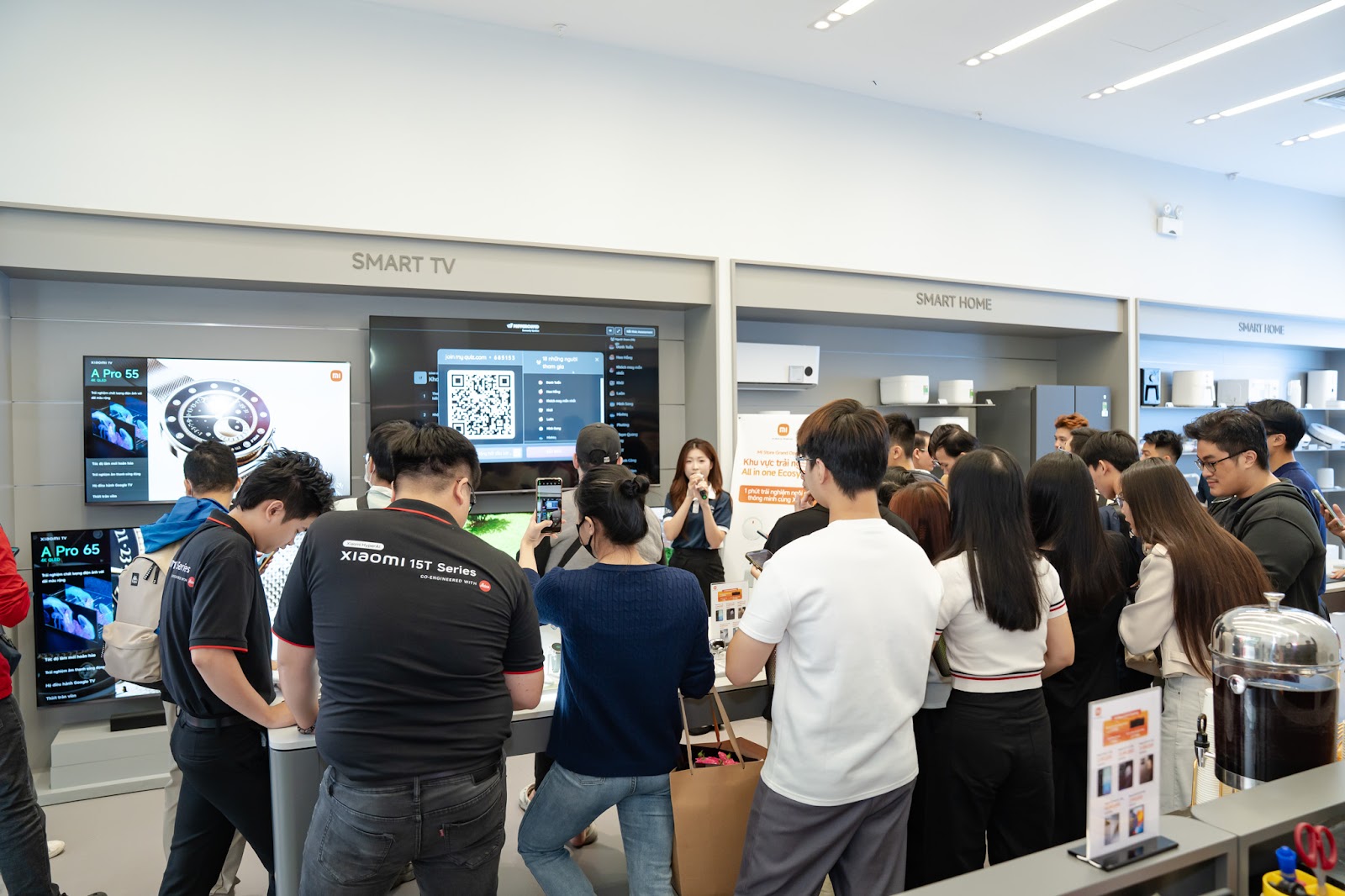 Khách thử nghiệm thiết bị điện tử Xiaomi trong cửa hàng