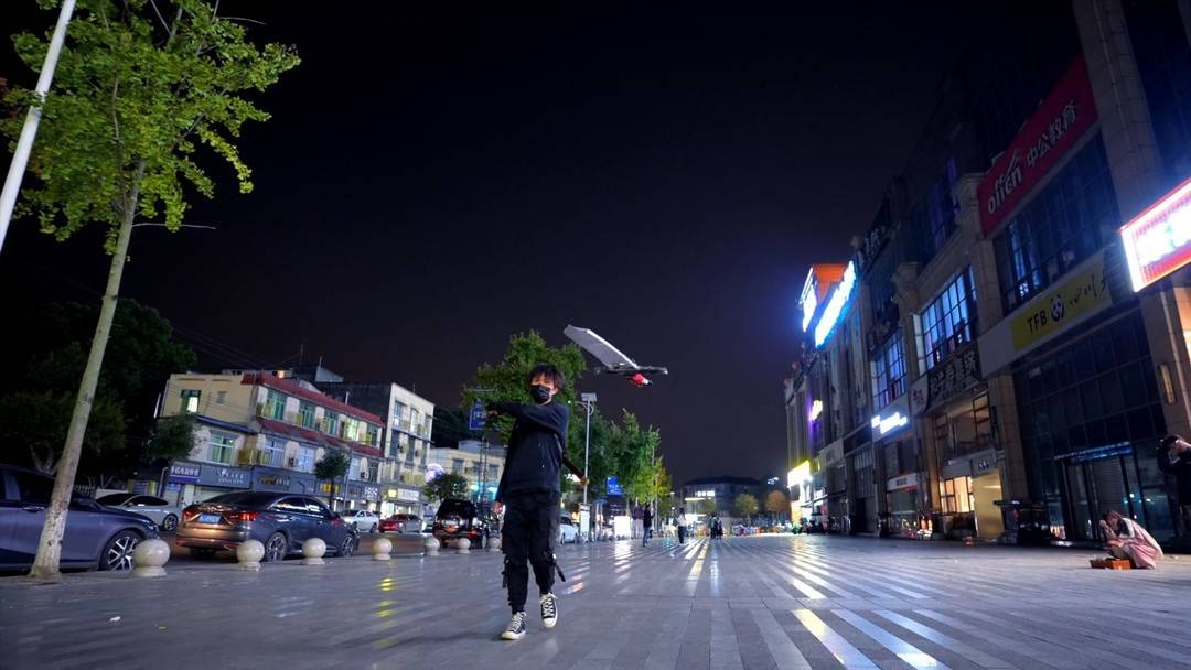 Chàng trai 9X biến giấc mơ ngự kiếm phi hành thành hiện thực với công nghệ 'vạn kiếm quy tông' độc đáo- Ảnh 7. Hệ thống nhiều thanh phi kiếm bay theo đội hình