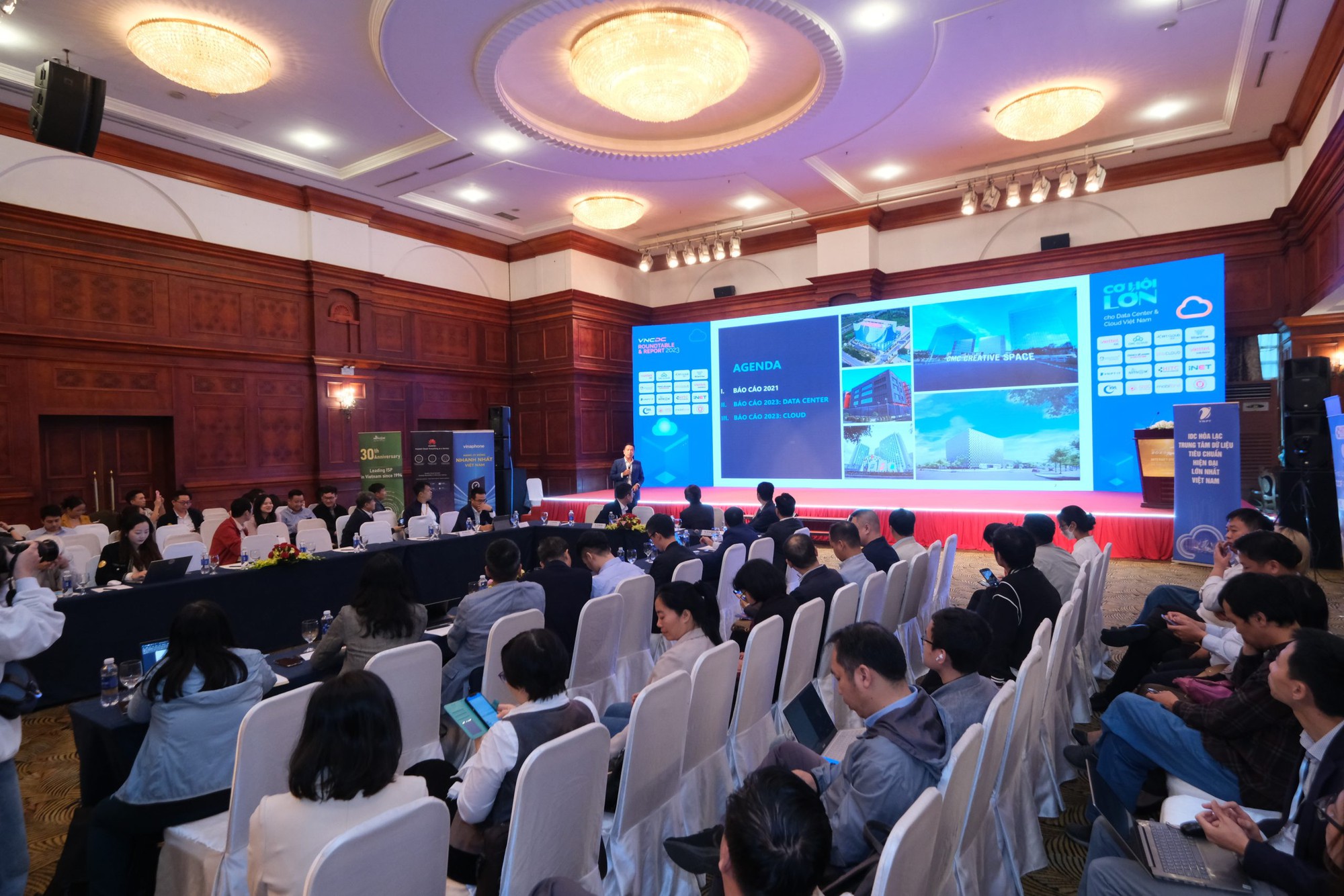 Internet Day 2025 sắp diễn ra: Việt Nam đặt cược vào “Không gian số tin cậy” trong kỷ nguyên AI bùng nổ- Ảnh 4. Không gian hội nghị Internet Day