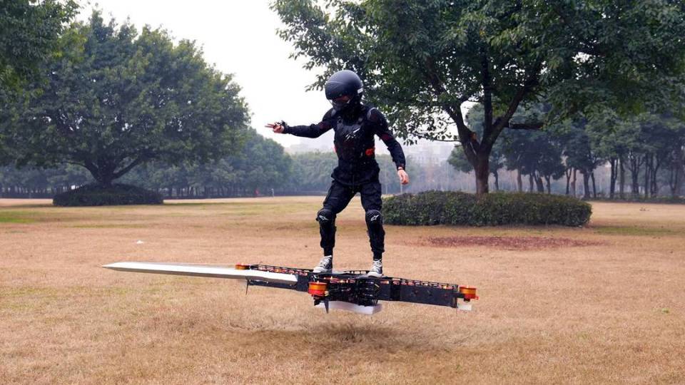 Chàng trai 9X biến giấc mơ ngự kiếm phi hành thành hiện thực với công nghệ 'vạn kiếm quy tông' độc đáo- Ảnh 2. Thiết bị bay hình thanh kiếm được chế tạo tỉ mỉ