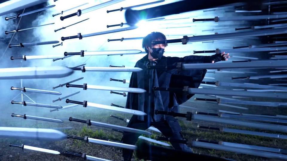 Chàng trai 9X biến giấc mơ ngự kiếm phi hành thành hiện thực với công nghệ 'vạn kiếm quy tông' độc đáo- Ảnh 5. Chàng trai và bộ sưu tập thanh kiếm dành tặng người theo dõi