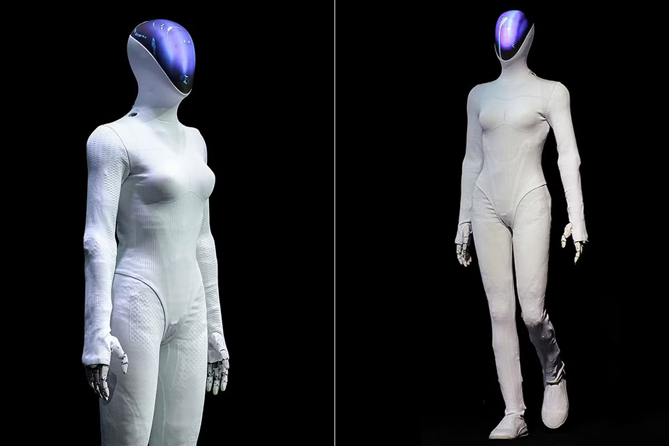 Robot IRON bước đi uyển chuyển gây ngỡ ngàng Robot IRON trình diễn trên sân khấu