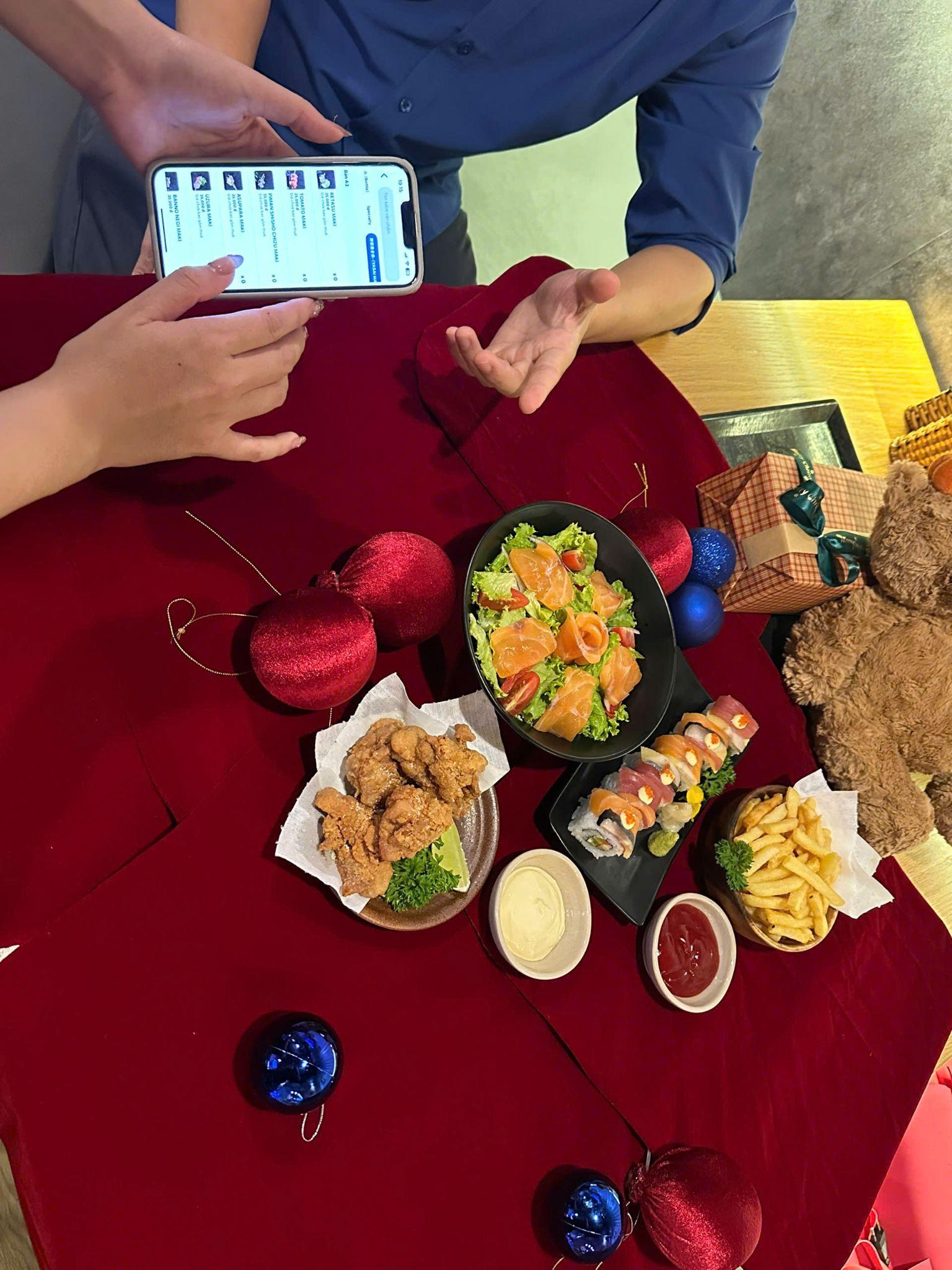 Nhân viên dùng Delta POS để xem thực đơn và đặt món Nhân viên xem thực đơn trên Delta POS